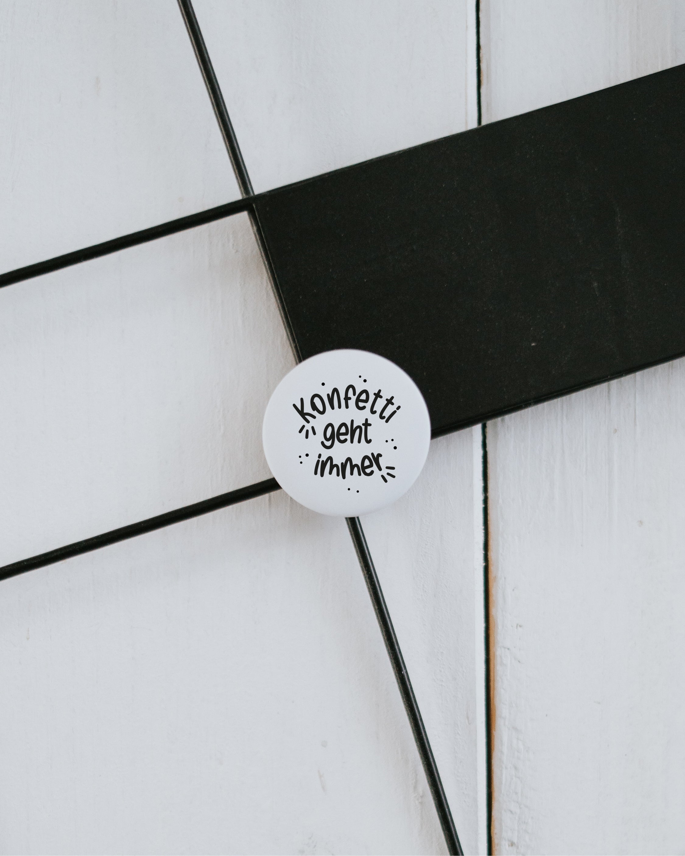 Magnet Konfetti geht immer – Kühlschrankmagnet mit fröhlichem Spruch als Geschenk