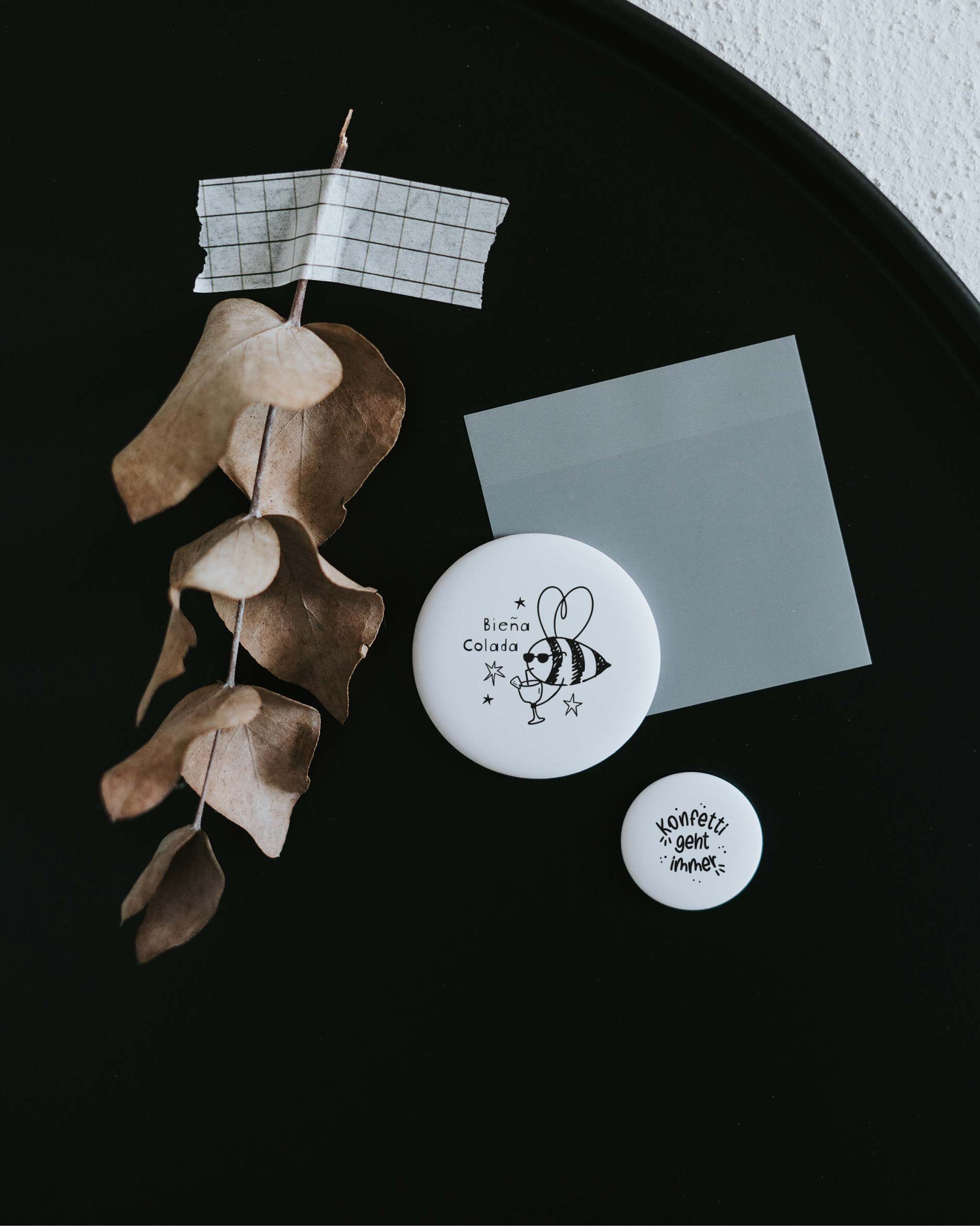 Magnet Konfetti geht immer – Kühlschrankmagnet mit fröhlichem Spruch als Geschenk