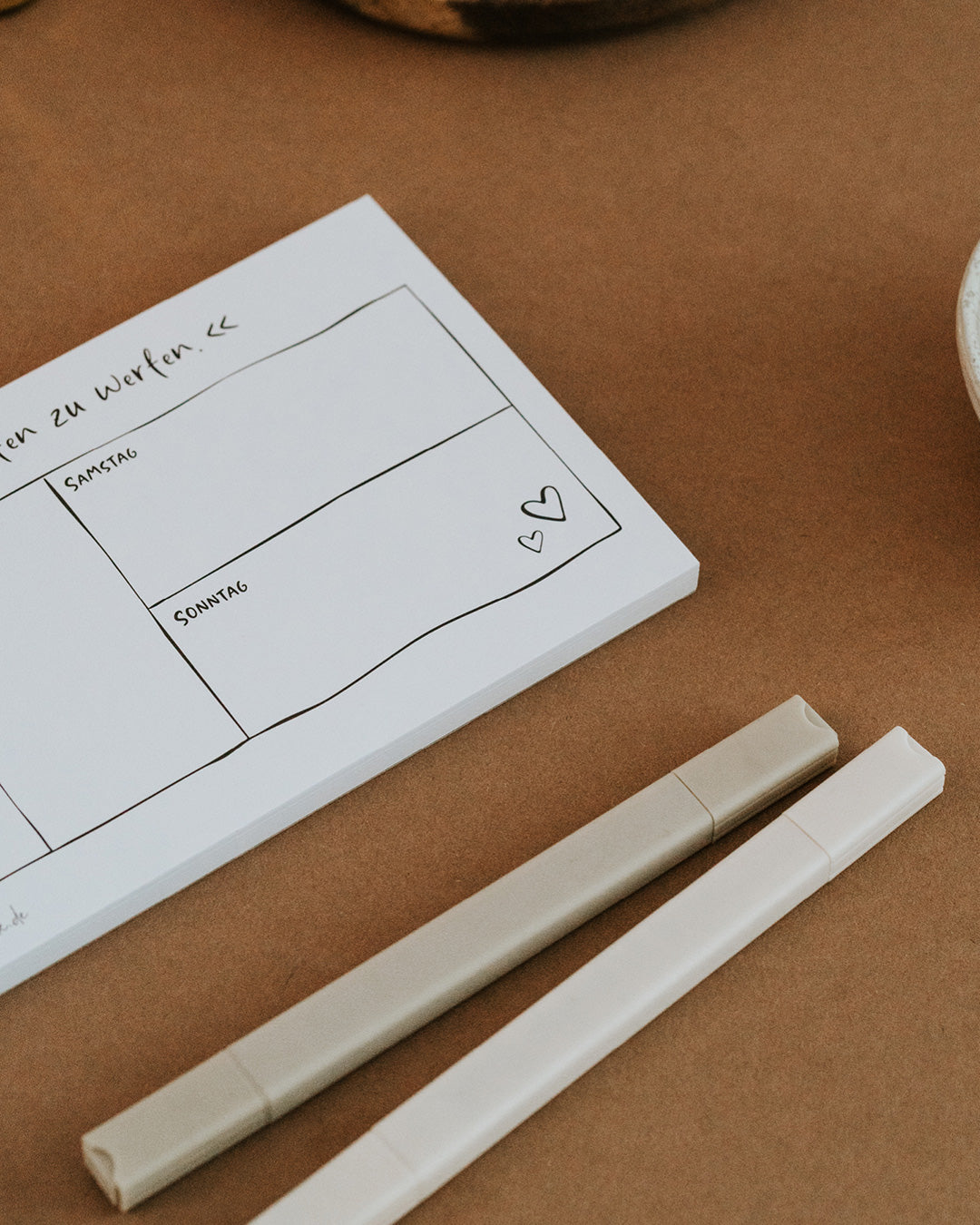 Detail des Wochenplaners: Wochenendfelder mit Herz-Motiv auf dickem, beschreibbarem Papierblock