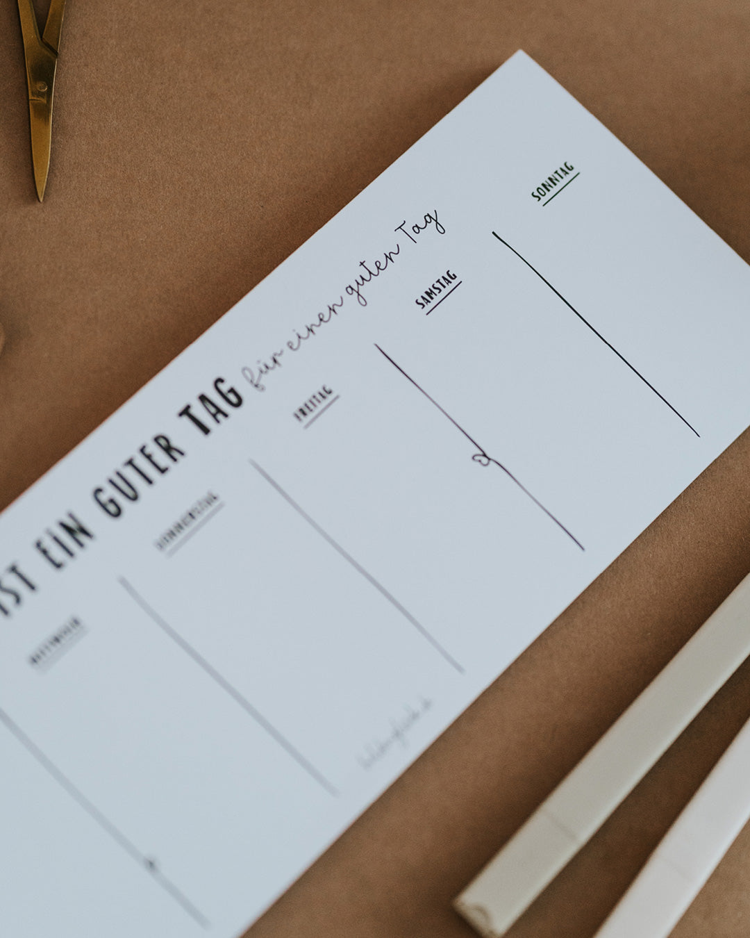 Detail des Wochenplaners „Heute ist ein guter Tag“ – Handlettering und feine Trennlinien