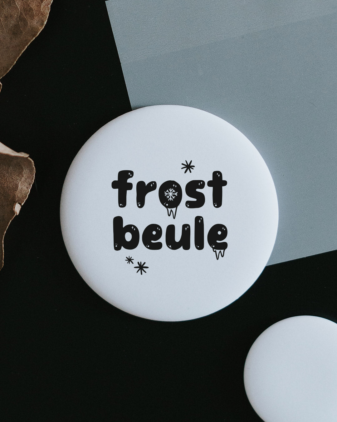 Magnet Frostbeule – großer Kühlschrankmagnet mit augenzwinkerndem Spruch als Geschenk