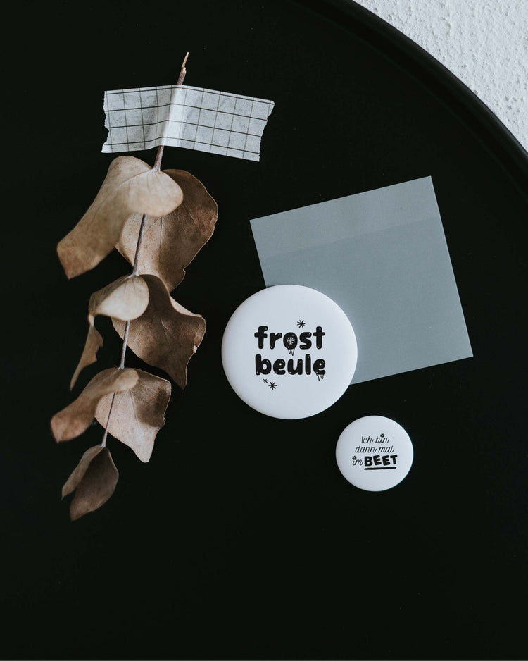 Magnet Frostbeule – großer Kühlschrankmagnet mit augenzwinkerndem Spruch als Geschenk