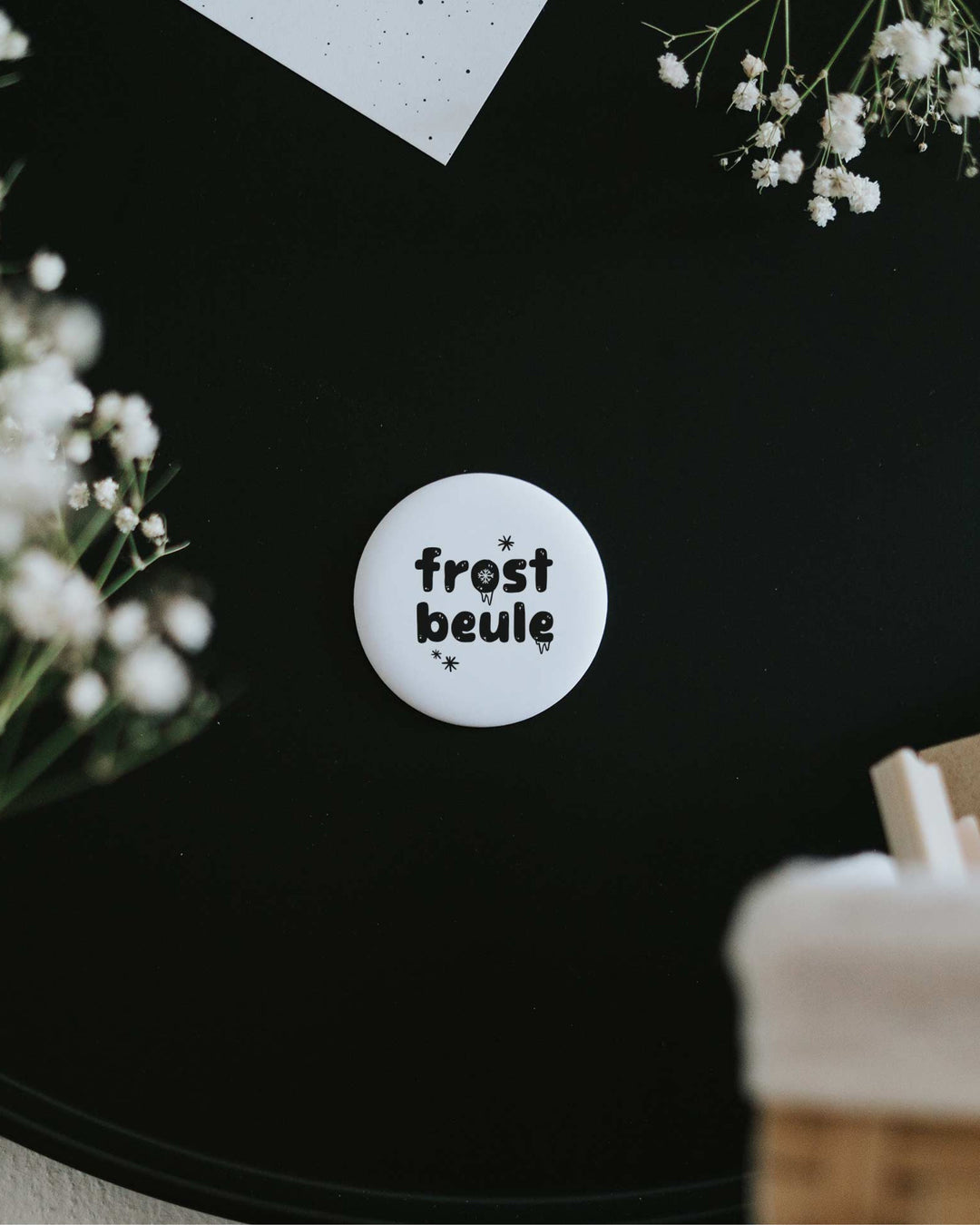 Magnet Frostbeule – großer Kühlschrankmagnet mit augenzwinkerndem Spruch als Geschenk