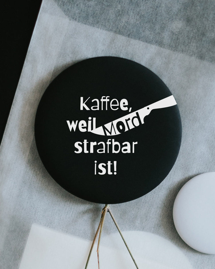 Magnet Kaffee weil Mord strafbar ist – großer Kühlschrankmagnet mit Koffein-Humor