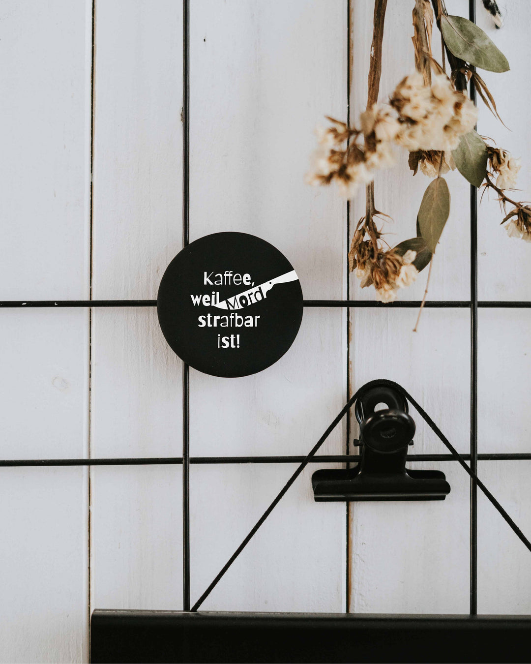 Magnet Kaffee weil Mord strafbar ist – großer Kühlschrankmagnet mit Koffein-Humor