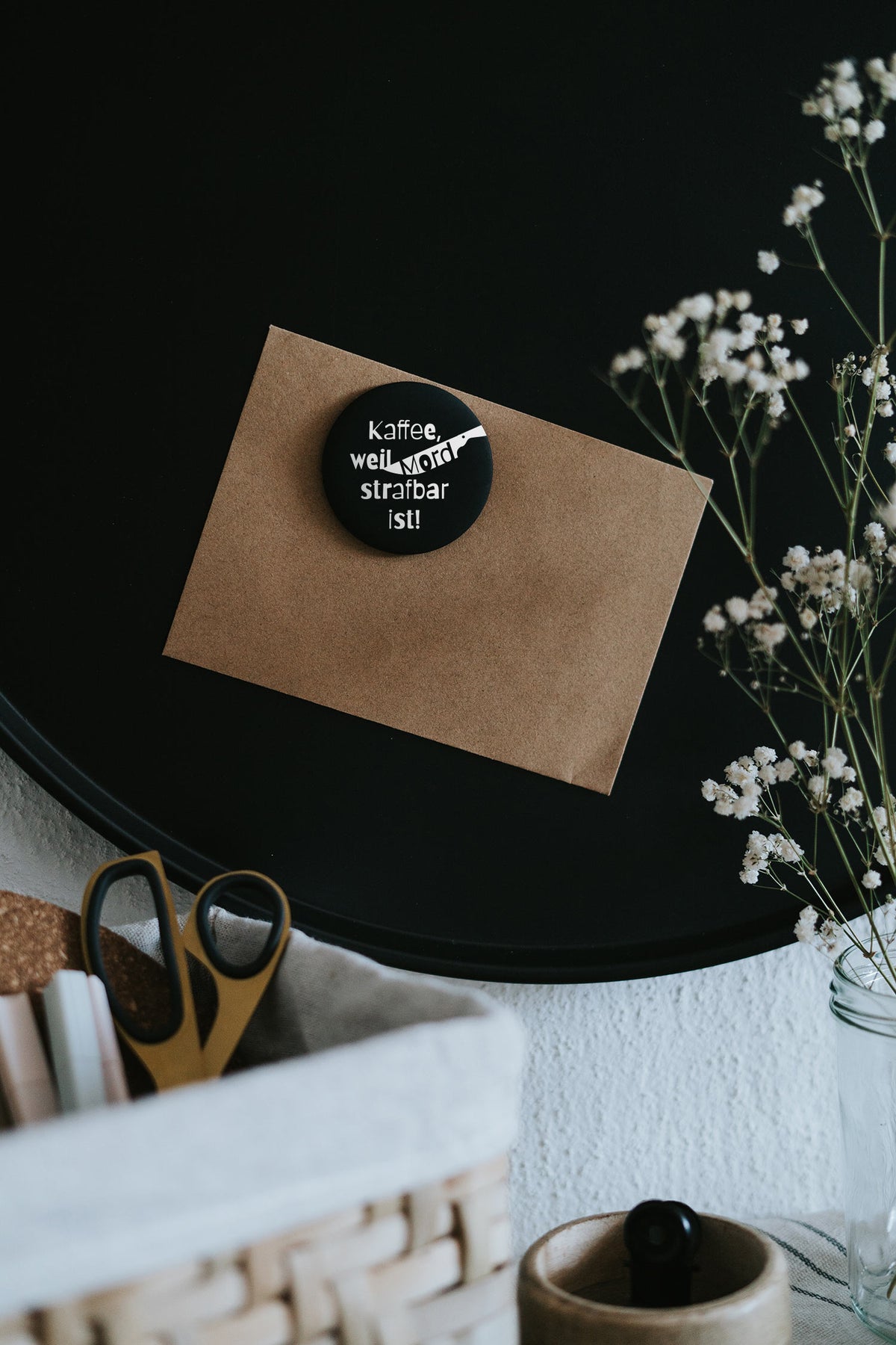 Magnet Kaffee weil Mord strafbar ist – großer Kühlschrankmagnet mit Koffein-Humor