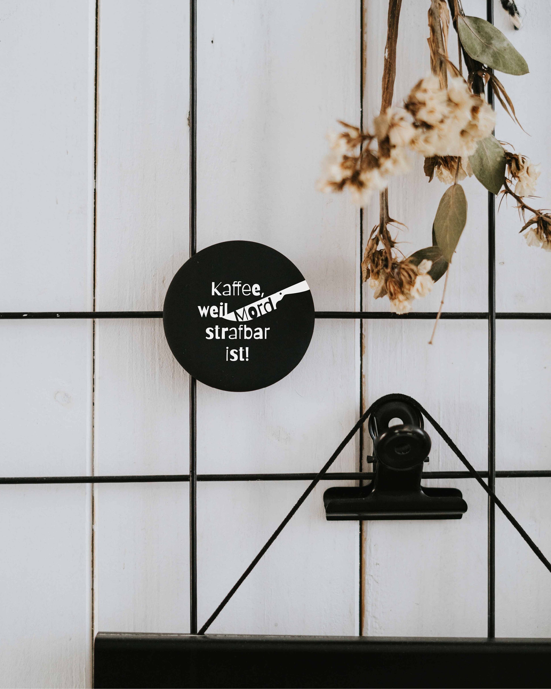 Magnet Kaffee weil Mord strafbar ist – großer Kühlschrankmagnet mit Koffein-Humor