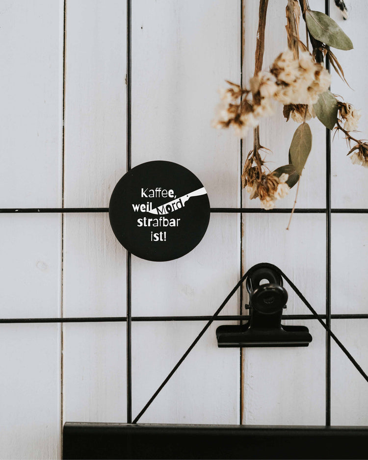 Magnet Kaffee weil Mord strafbar ist – großer Kühlschrankmagnet mit Koffein-Humor