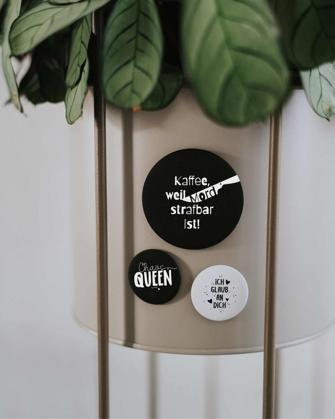 Magnet Kaffee weil Mord strafbar ist – großer Kühlschrankmagnet mit Koffein-Humor