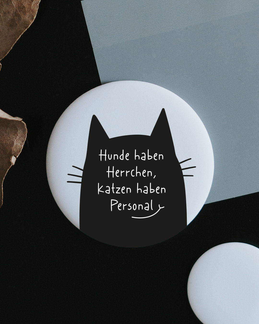 Magnet Katzen haben Personal – großer Kühlschrankmagnet für Katzenmenschen als Geschenk