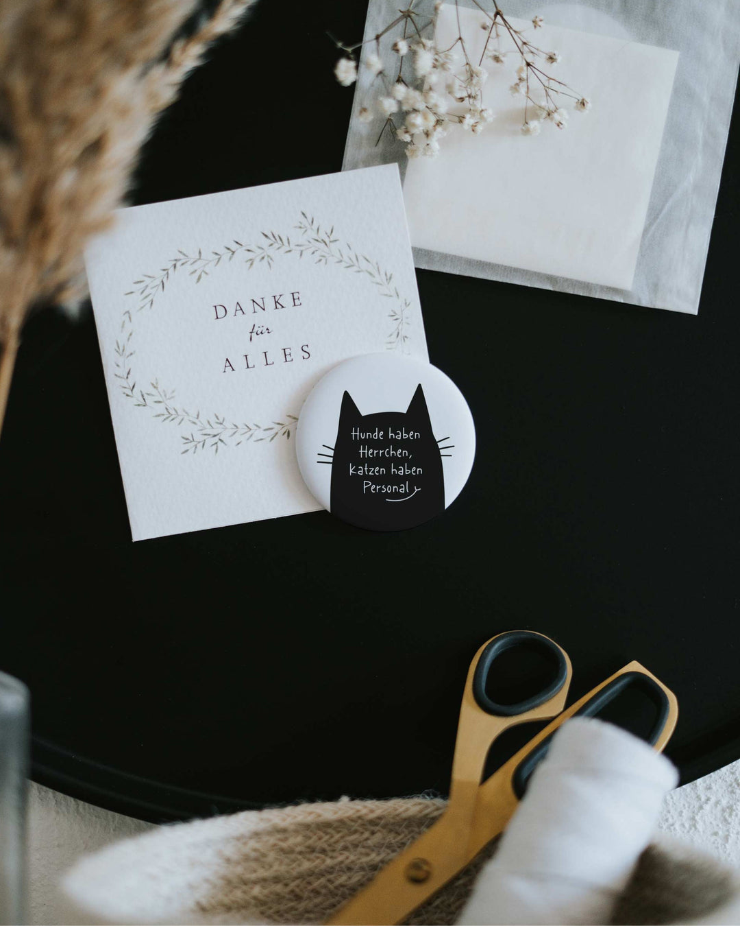 Magnet Katzen haben Personal – großer Kühlschrankmagnet für Katzenmenschen als Geschenk