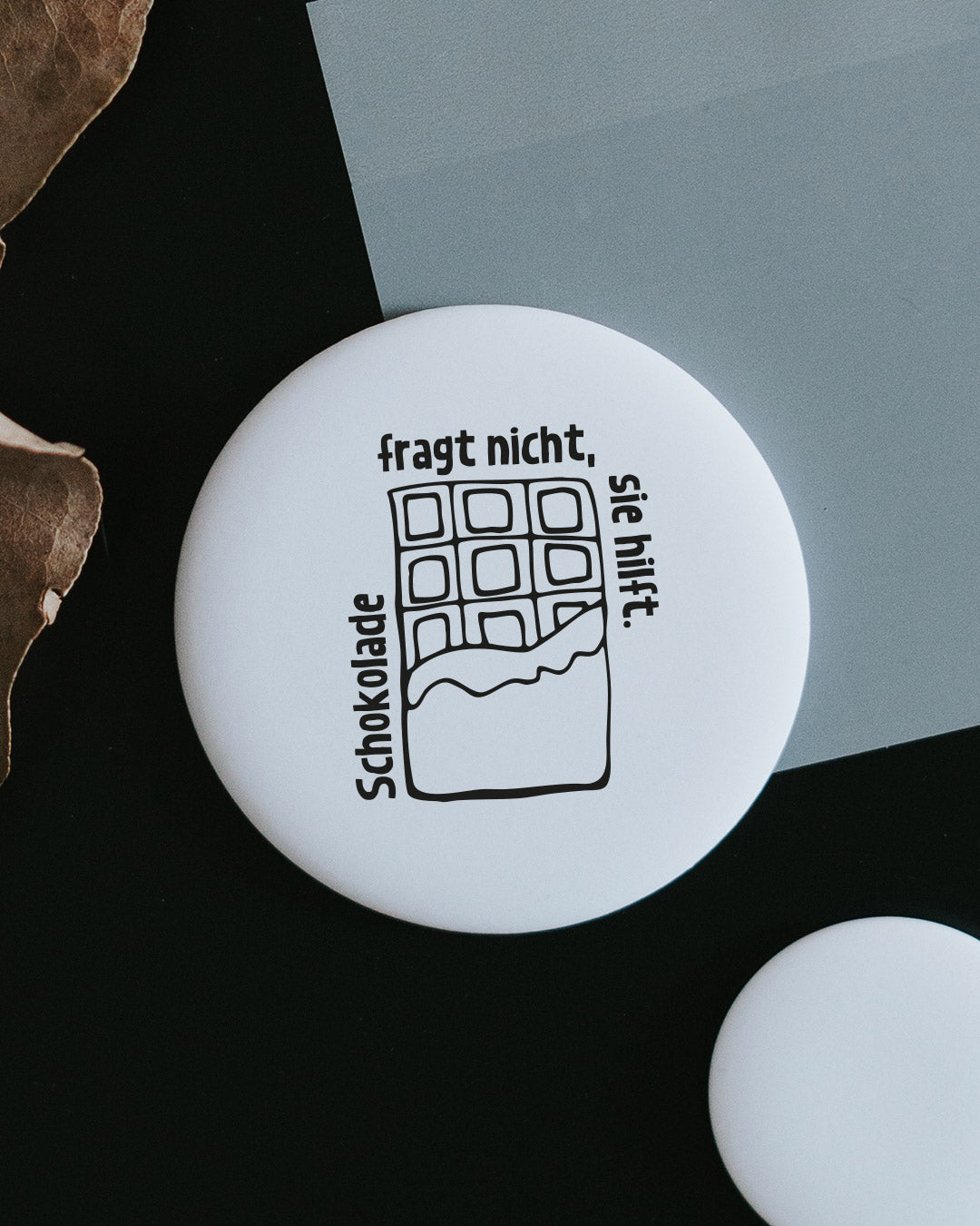 Magnet Schokolade fragt nicht sie hilft – großer Kühlschrankmagnet als Geschenk