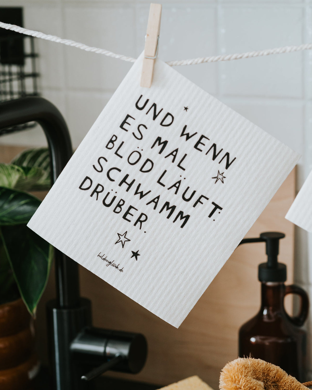Schwammtuch „Und wenn es mal blöd läuft: Schwamm drüber.“ in der Küche.