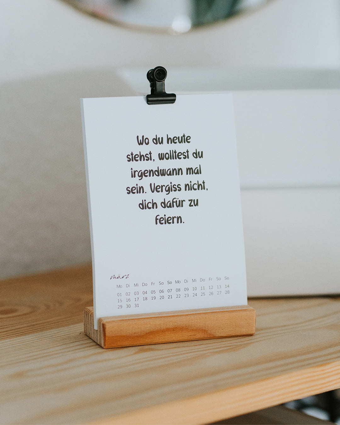 Minimalistischer Tischkalender 2027 mit März-Karte im Holzständer