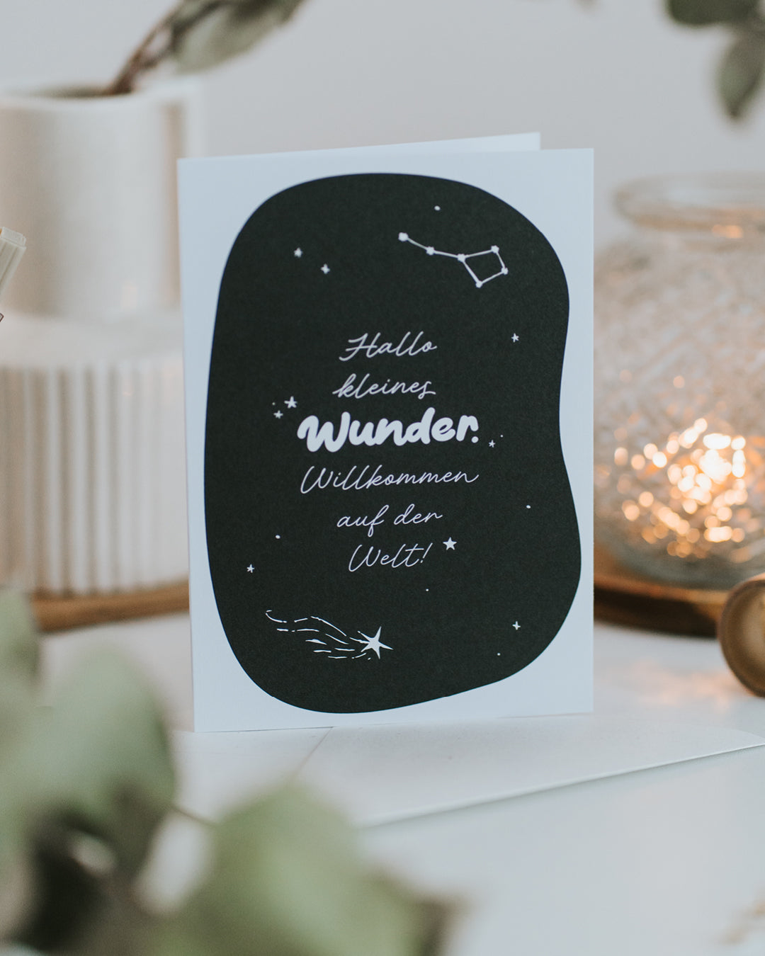 Aufgestellte Karte „Hallo kleines Wunder“ mit Sternenmotiv – Glückwunsch zur Geburt.