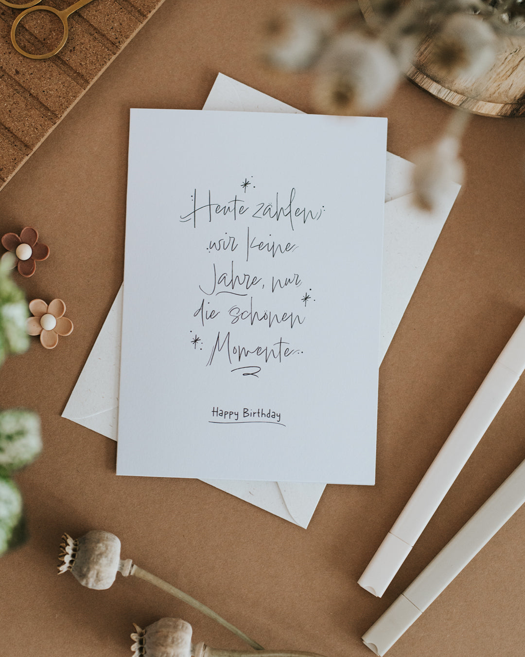 Klappkarte zum Geburtstag auf Umschlag liegend – hochwertiges Papier, zeitlose Typografie.