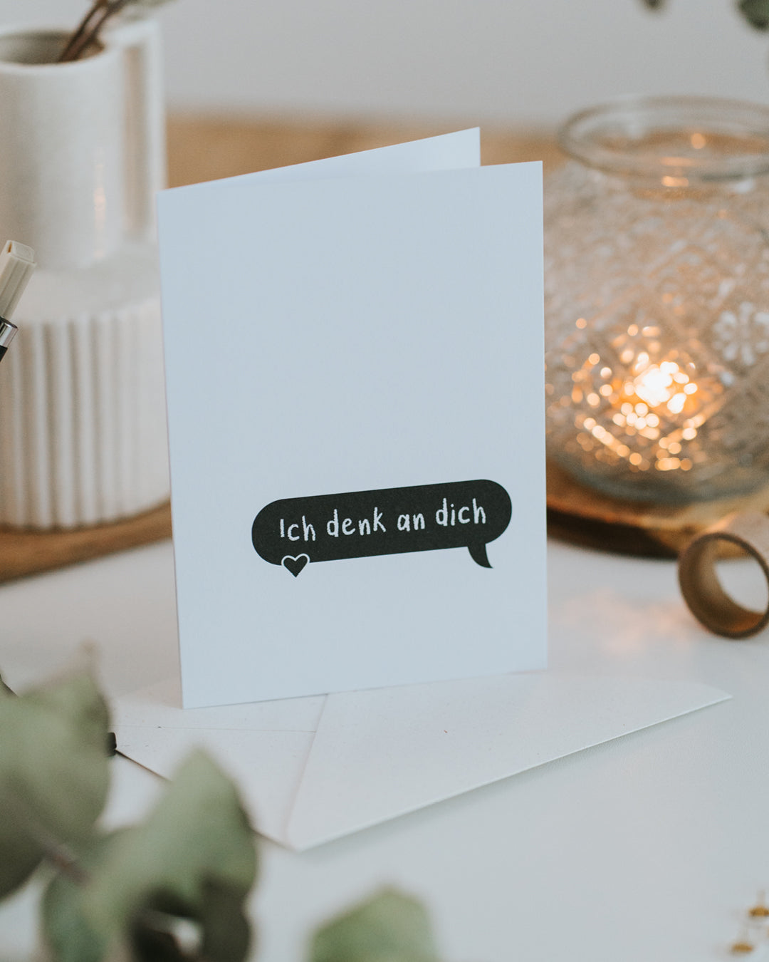 Aufgestellte Karte „Ich denk an dich“ mit Umschlag – kleiner Gruß für zwischendurch.