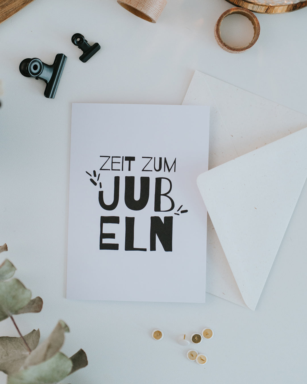 Klappkarte „Zeit zum Jubeln“ auf geöffnetem Umschlag – Karte für alles, was gefeiert gehört.