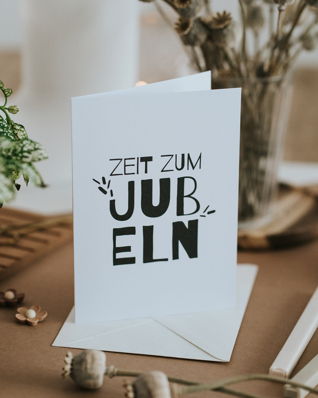 Aufgestellte Karte „Zeit zum Jubeln“ mit Umschlag, hochwertiges Papier im Hochformat.