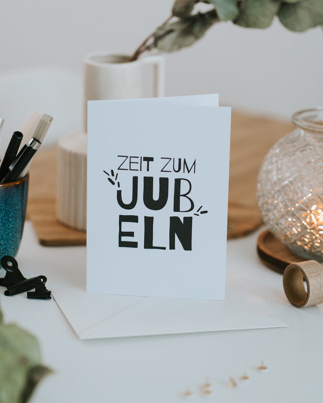 Klappkarte „Zeit zum Jubeln“ aufgestellt vor Umschlag – zeitlose Karte für jeden Anlass.