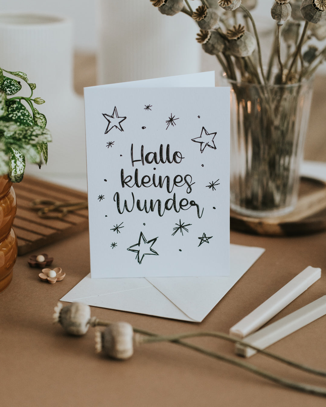 Aufgestellte Klappkarte „Hallo kleines Wunder“ mit Sternen-Illustration und passendem Umschlag.