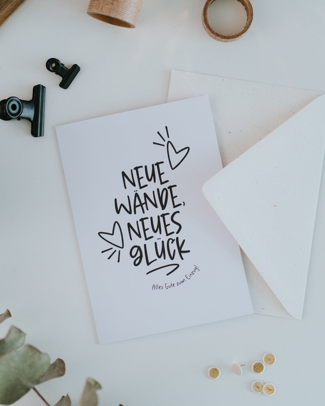 Klappkarte zum Einzug mit geöffnetem Umschlag, kräftiges Lettering im Hochformat.