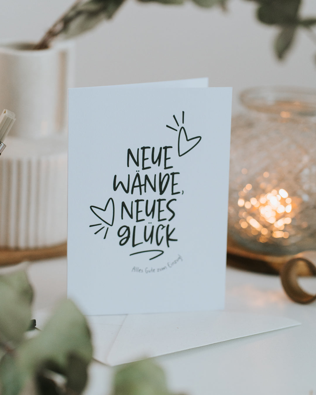 Aufgestellte Einzugskarte „Neue Wände, neues Glück“ mit Umschlag – Geschenk zum Umzug.