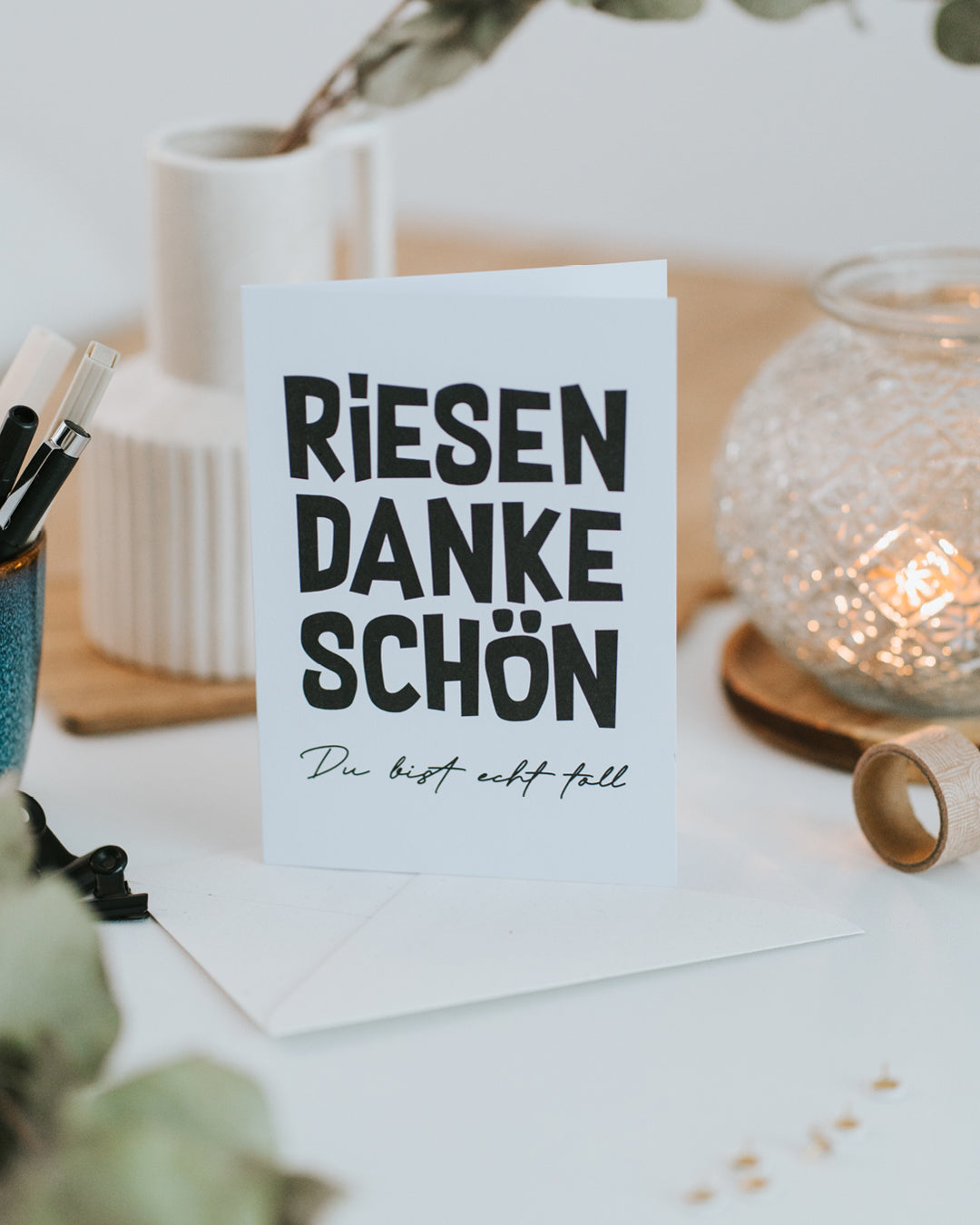 Aufgestellte Dankeskarte „Riesen Dankeschön – Du bist echt toll“ mit passendem Umschlag.