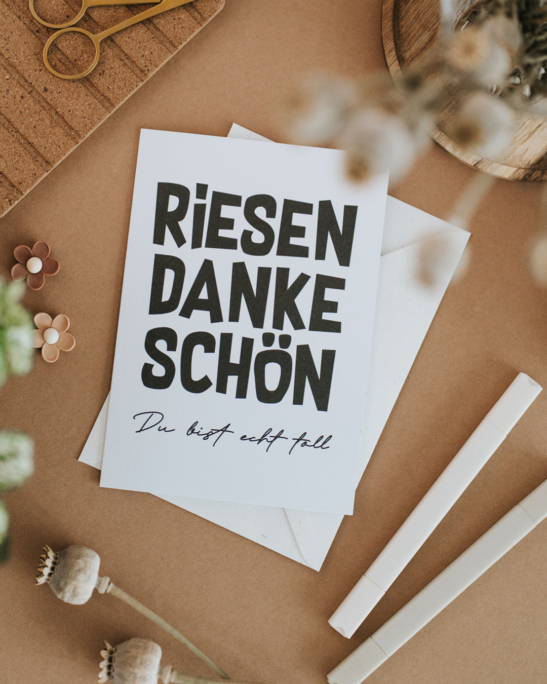 Klappkarte „Riesen Dankeschön“ auf Umschlag liegend, zeitloses Schwarz-Weiß-Design.
