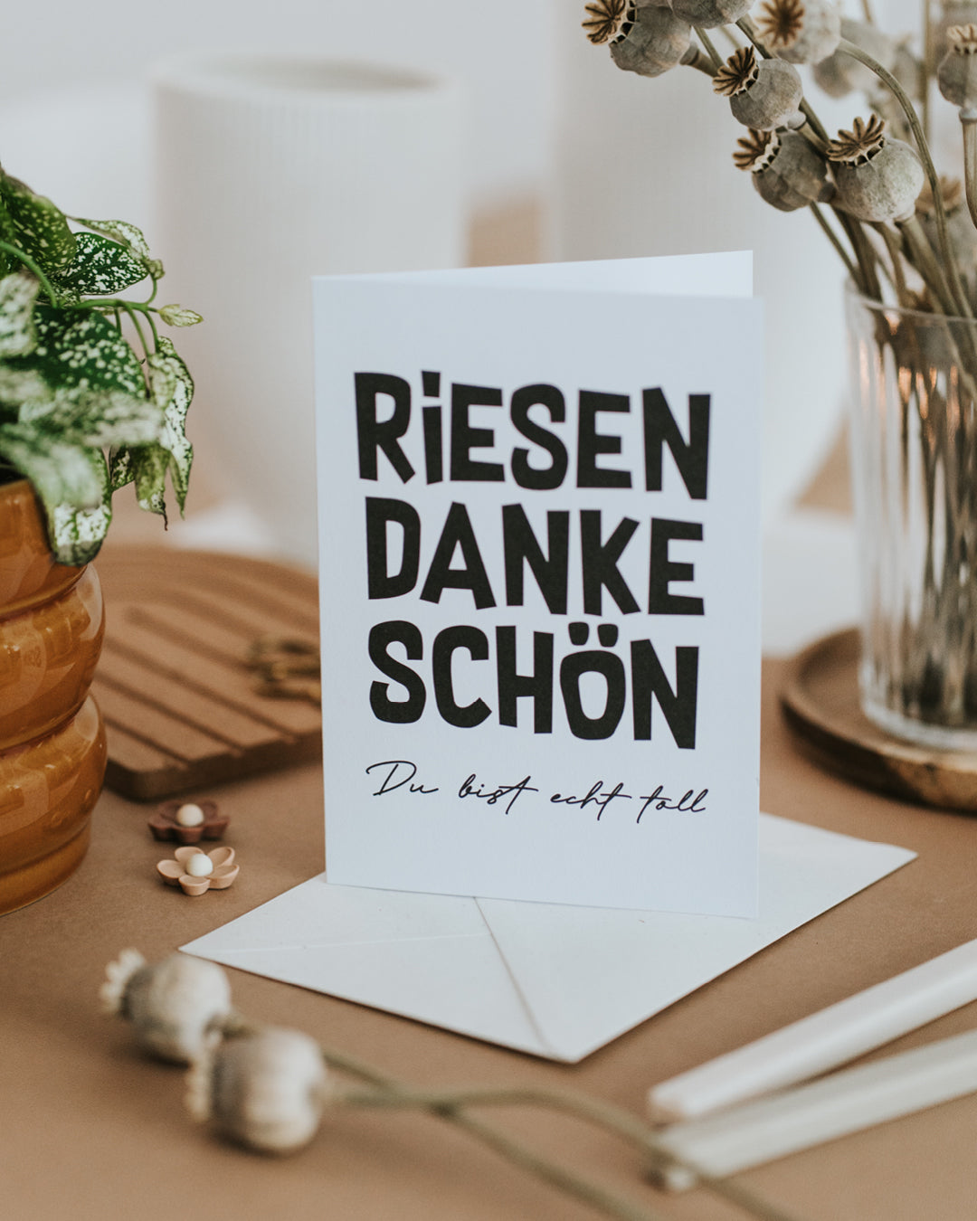 Dankeskarte aufgestellt vor Umschlag – Dankeschön für Erzieherin, Lehrerin oder Freundin.
