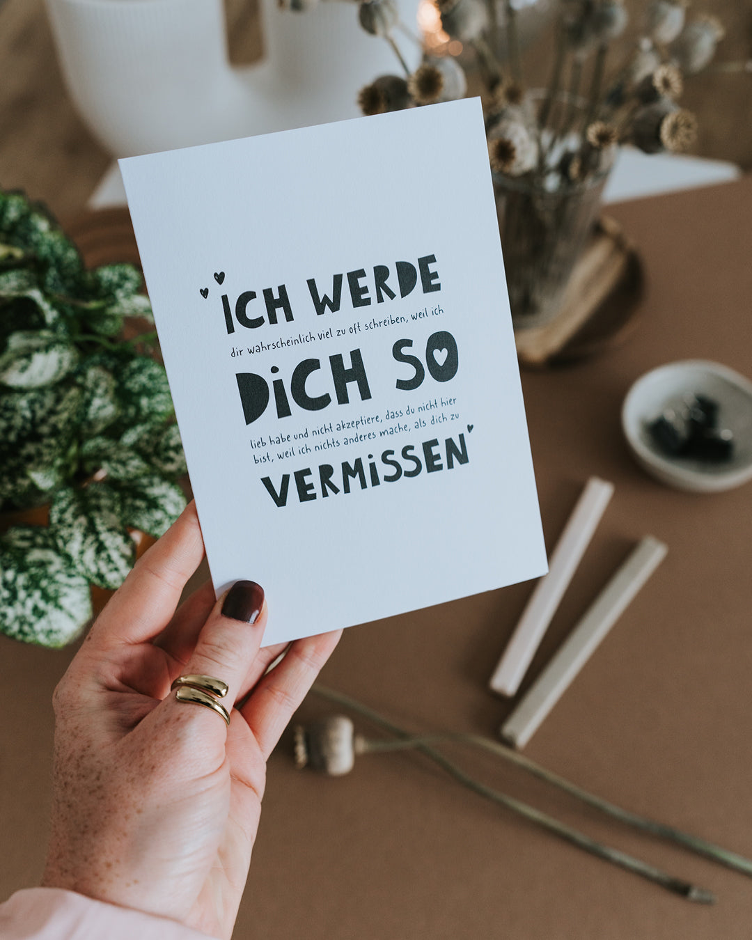 Hand hält Klappkarte „Ich werde dich so vermissen“ mit warmem Text im Innenlettering.