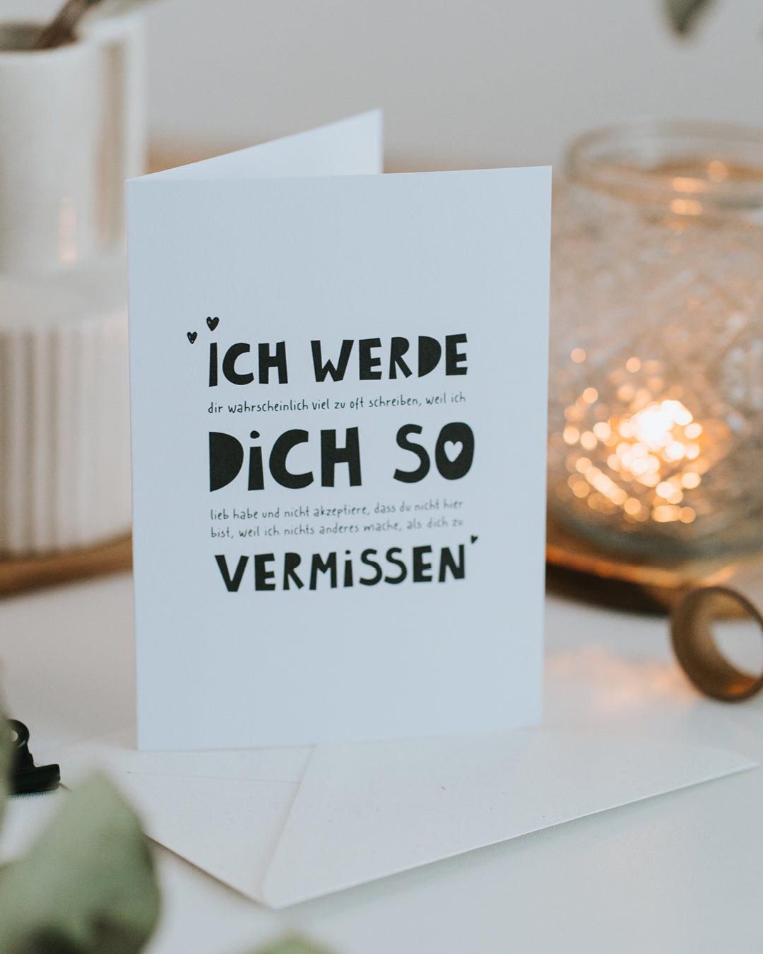 Aufgestellte Abschiedskarte „Ich werde dich so vermissen“ mit passendem Umschlag.