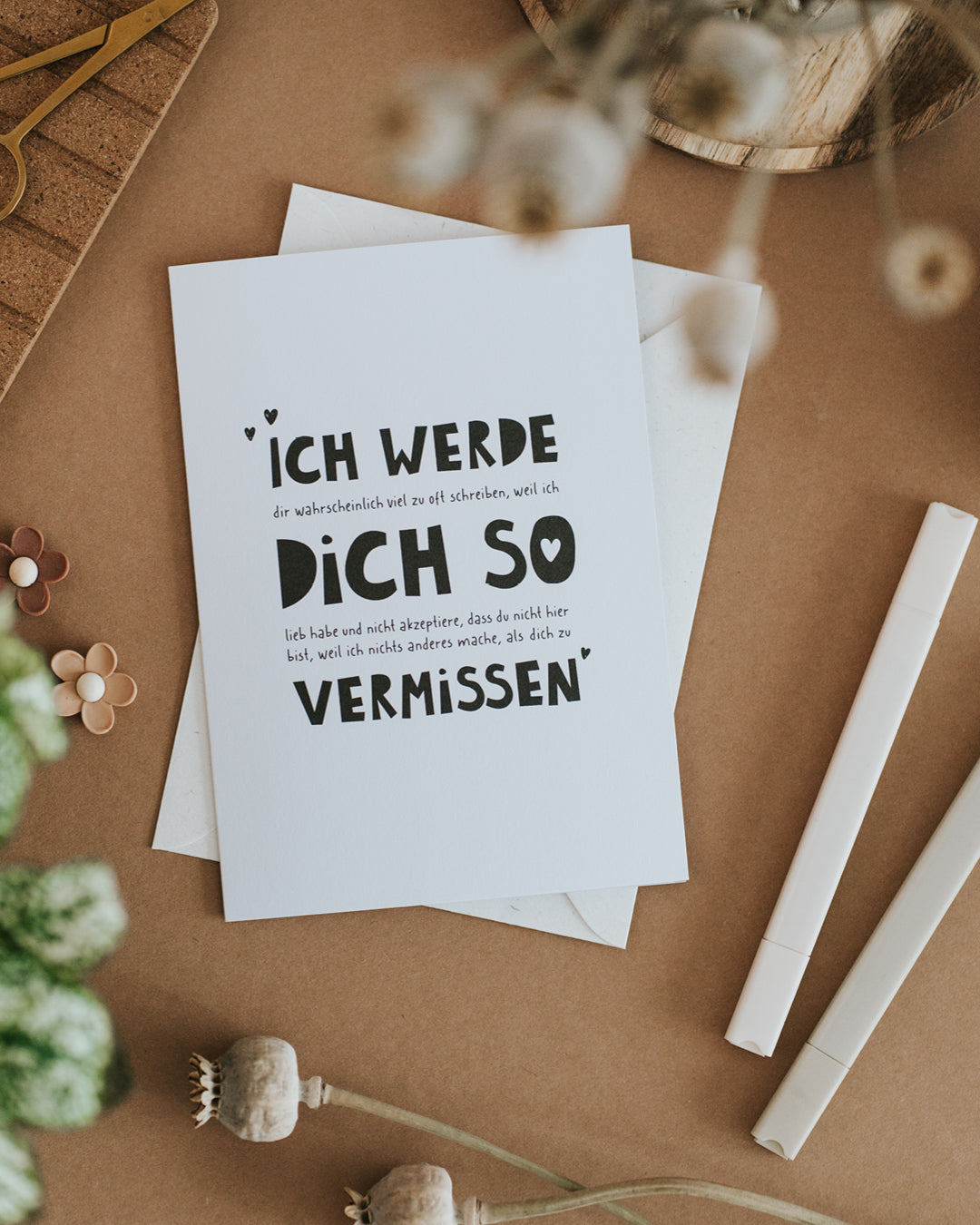 Klappkarte „Ich werde dich so vermissen“ auf Umschlag liegend, gedruckt auf gutem Papier.