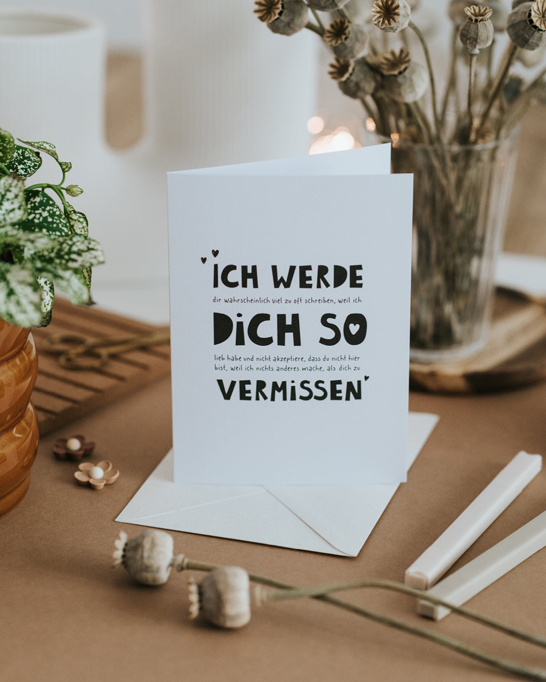 Abschiedskarte aufgestellt vor Umschlag – ehrliche Worte zum Abschied, zeitlos gestaltet.