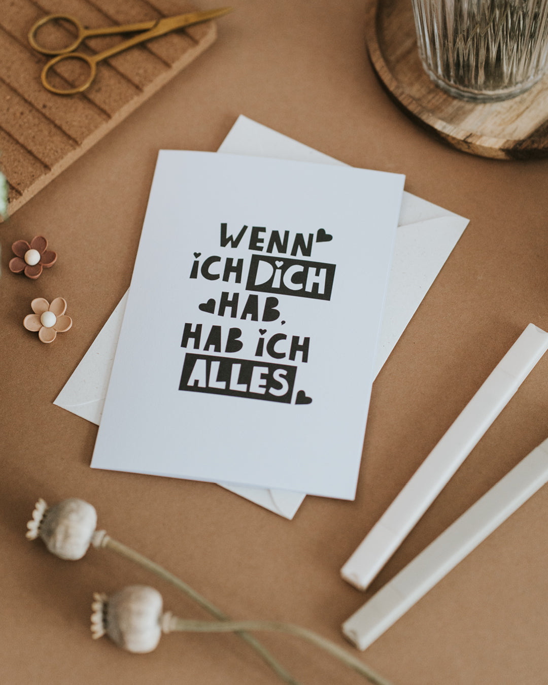 Klappkarte „Wenn ich dich hab, hab ich alles“ auf Umschlag liegend, kräftige Typografie.