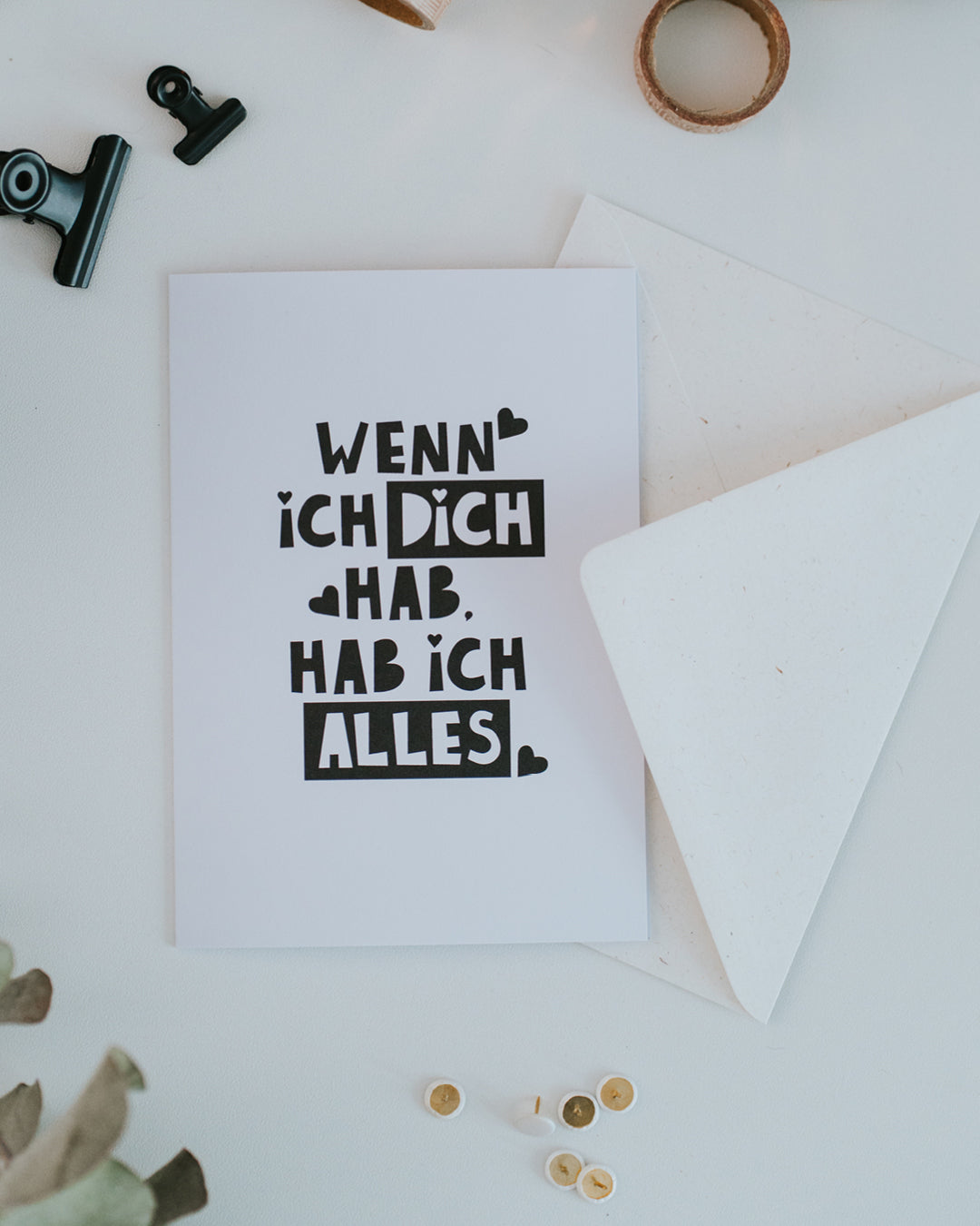 Liebeskarte mit geöffnetem Umschlag – zeitloses Schwarz-Weiß-Design zum Jahres- oder Valentinstag.