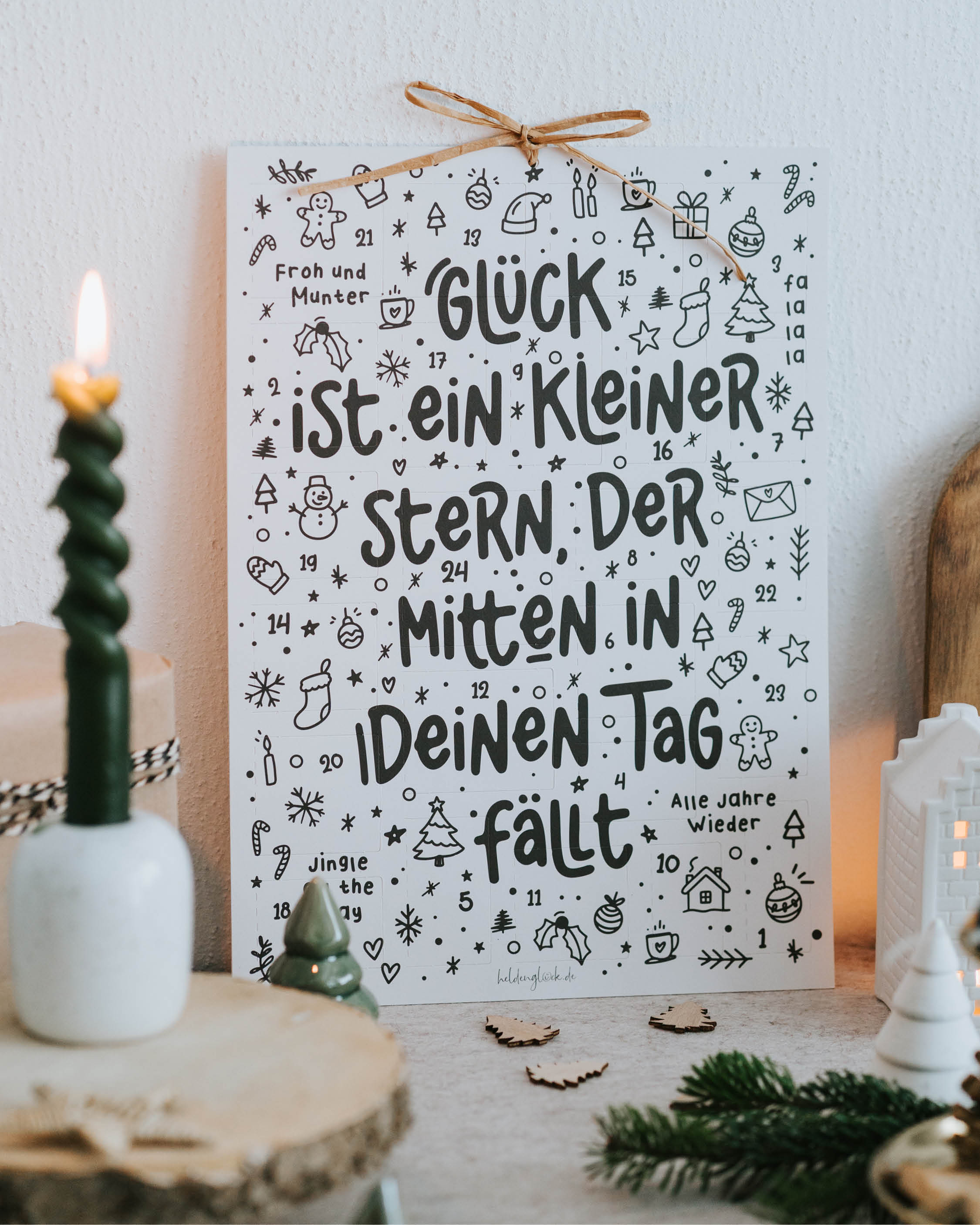 Adventskalender 2025 mit 24 Türchen, gefüllt mit inspirierenden Sprüchen und feinen Illustrationen.