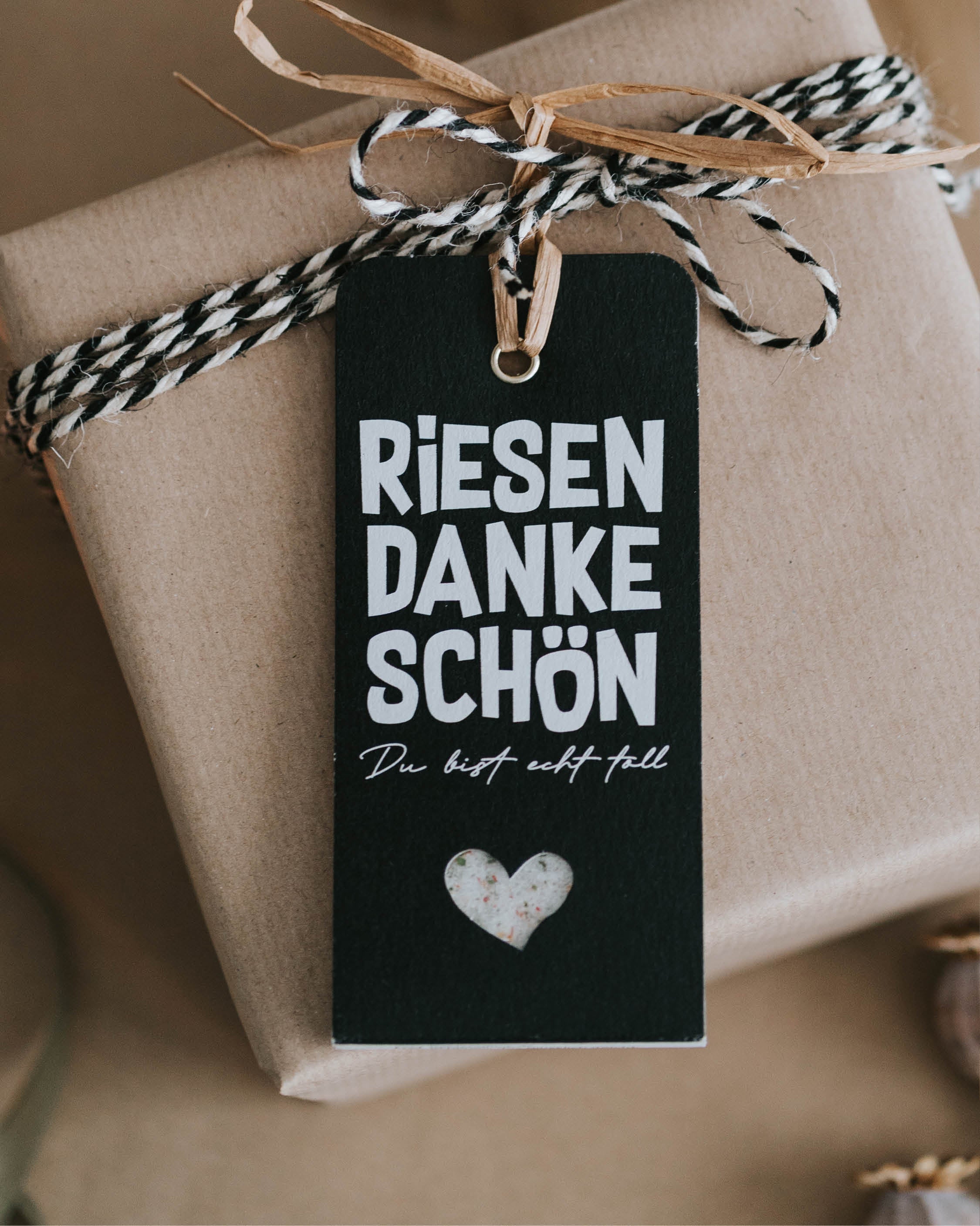 Geschenkanhänger aus Recyclingkarton mit feiner Kräuter-Blüten-Gewürzmischung und persönlicher Botschaft.