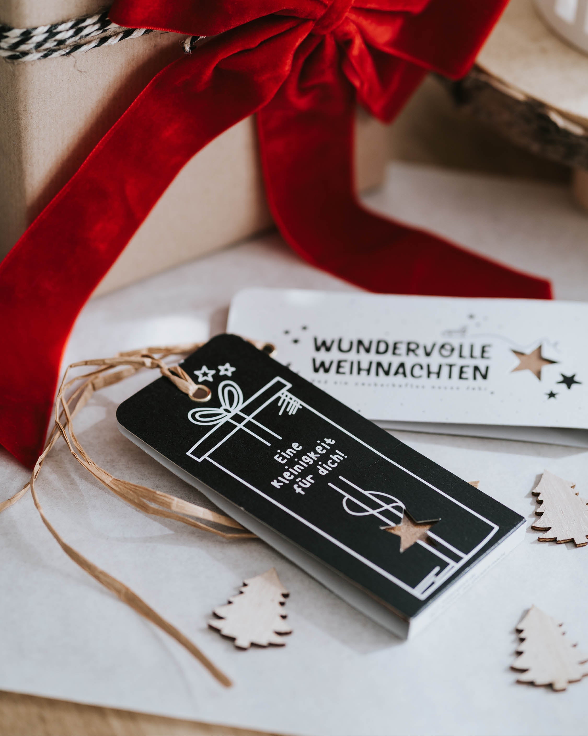 Geschenkanhänger mit Lebkuchengewürz und der Aufschrift „Eine Kleinigkeit für dich“ – festlich und stilvoll.