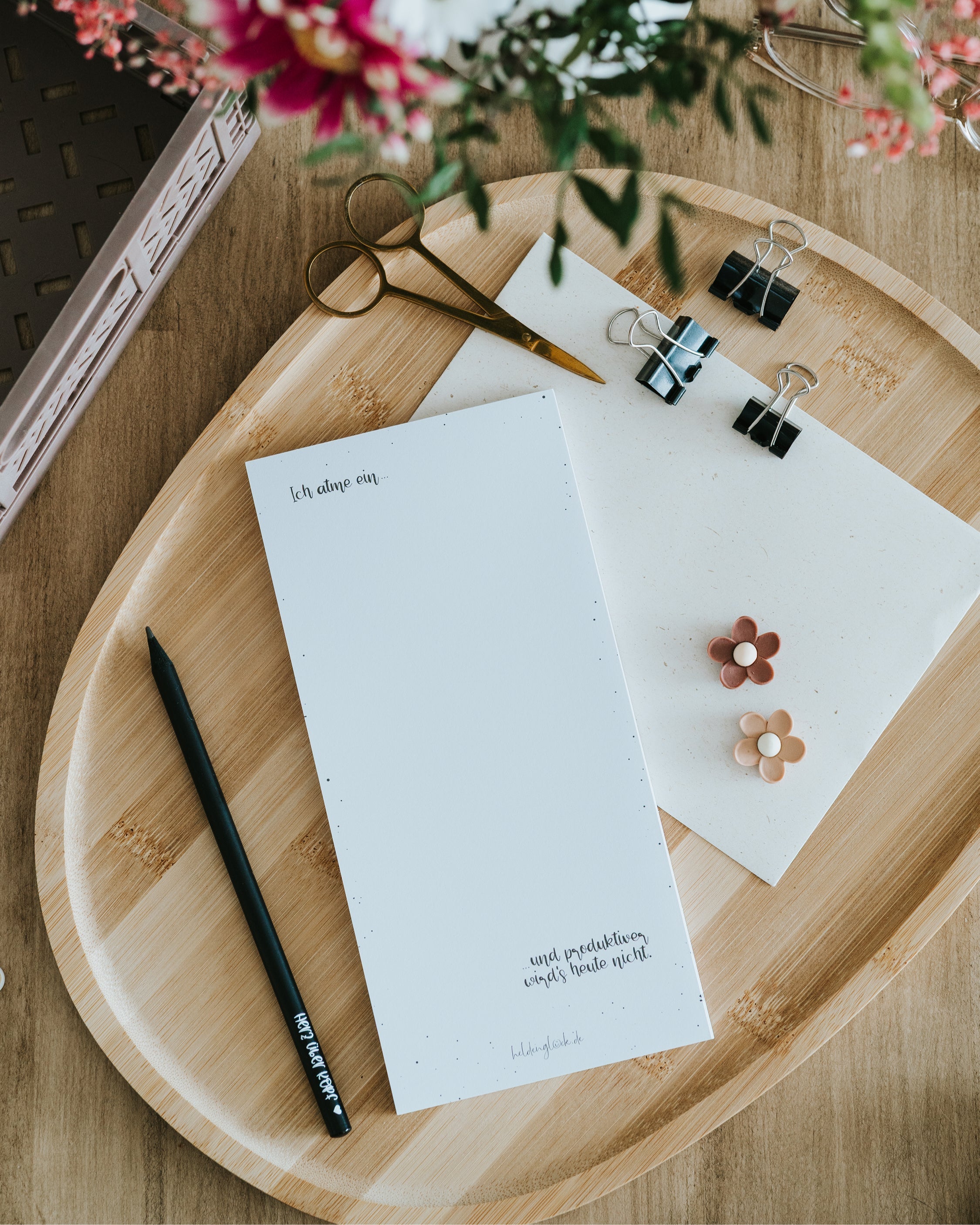 Dieser bedruckte Abreißblock dient als lustiges Anti-Stress Mitbringsel und sorgt für ein befreiendes Lachen zwischen Tastatur und Kaffeetasse.