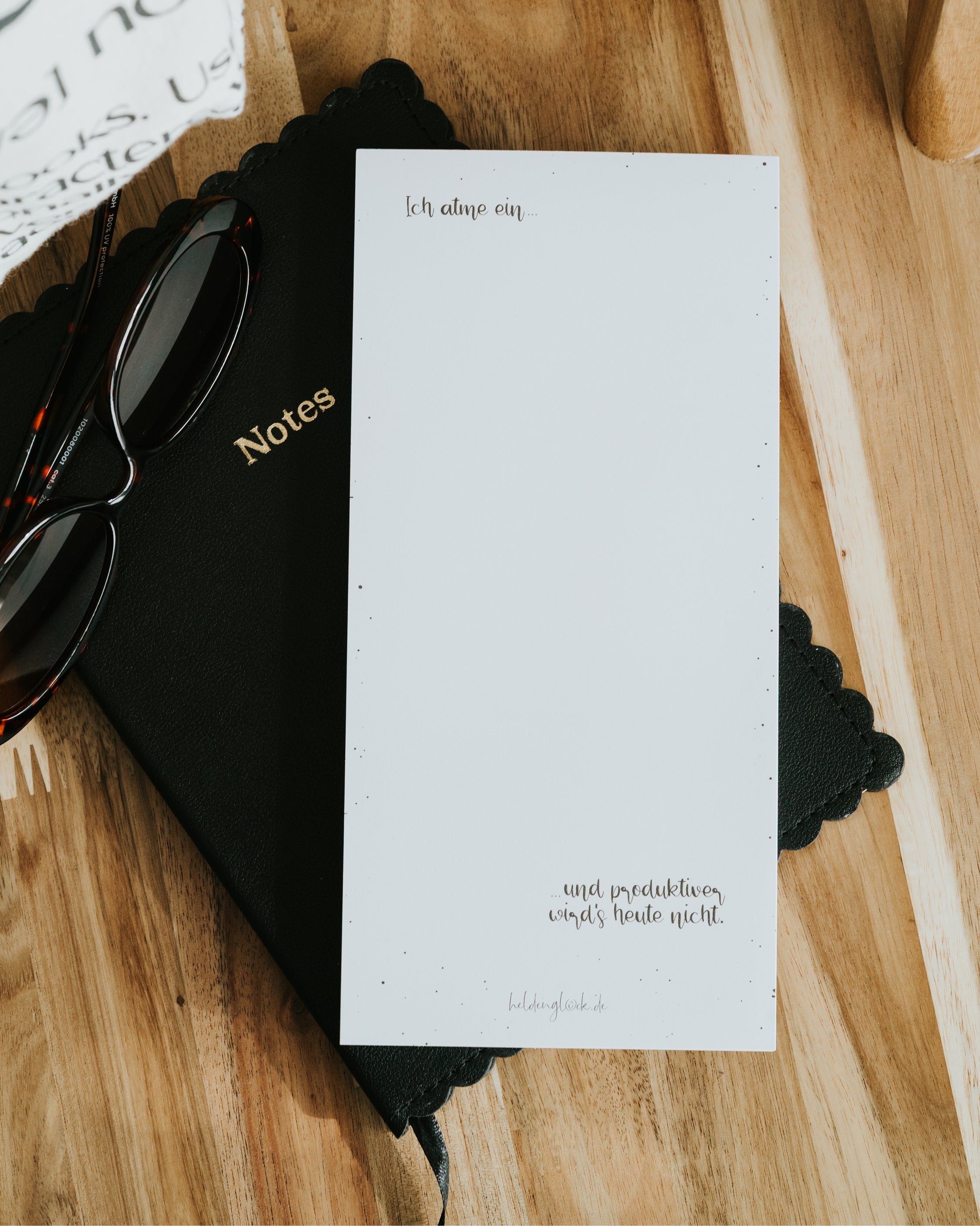 Ein besonderes Geschenk für die Freundin, das durch das dicke Papier besticht und den Mental Load im Alltag charmant senkt.