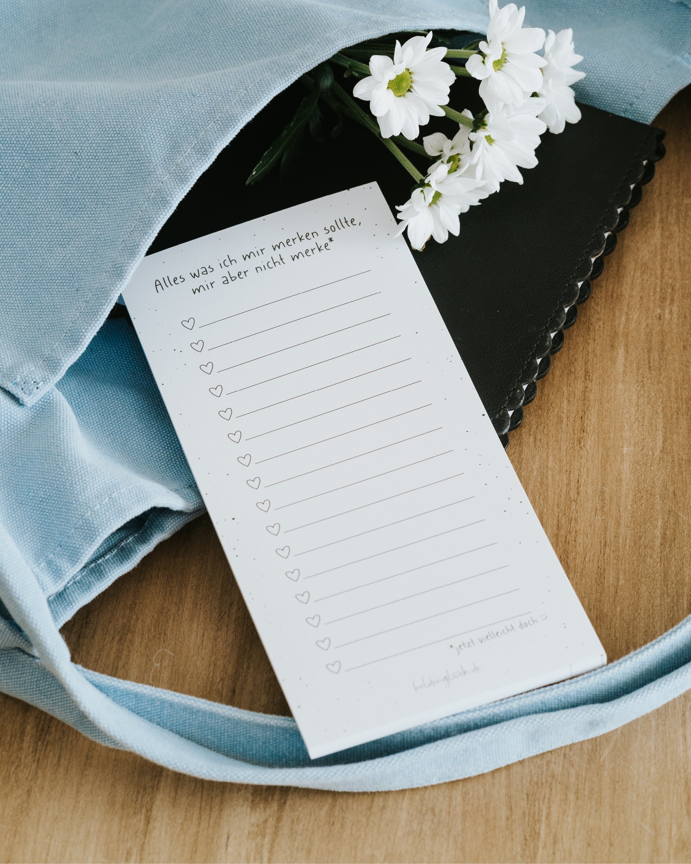 Ein cleveres Geschenk für die Freundin in Form eines linierten Notizblocks, der Einkäufe und Erinnerungen übersichtlich festhält.