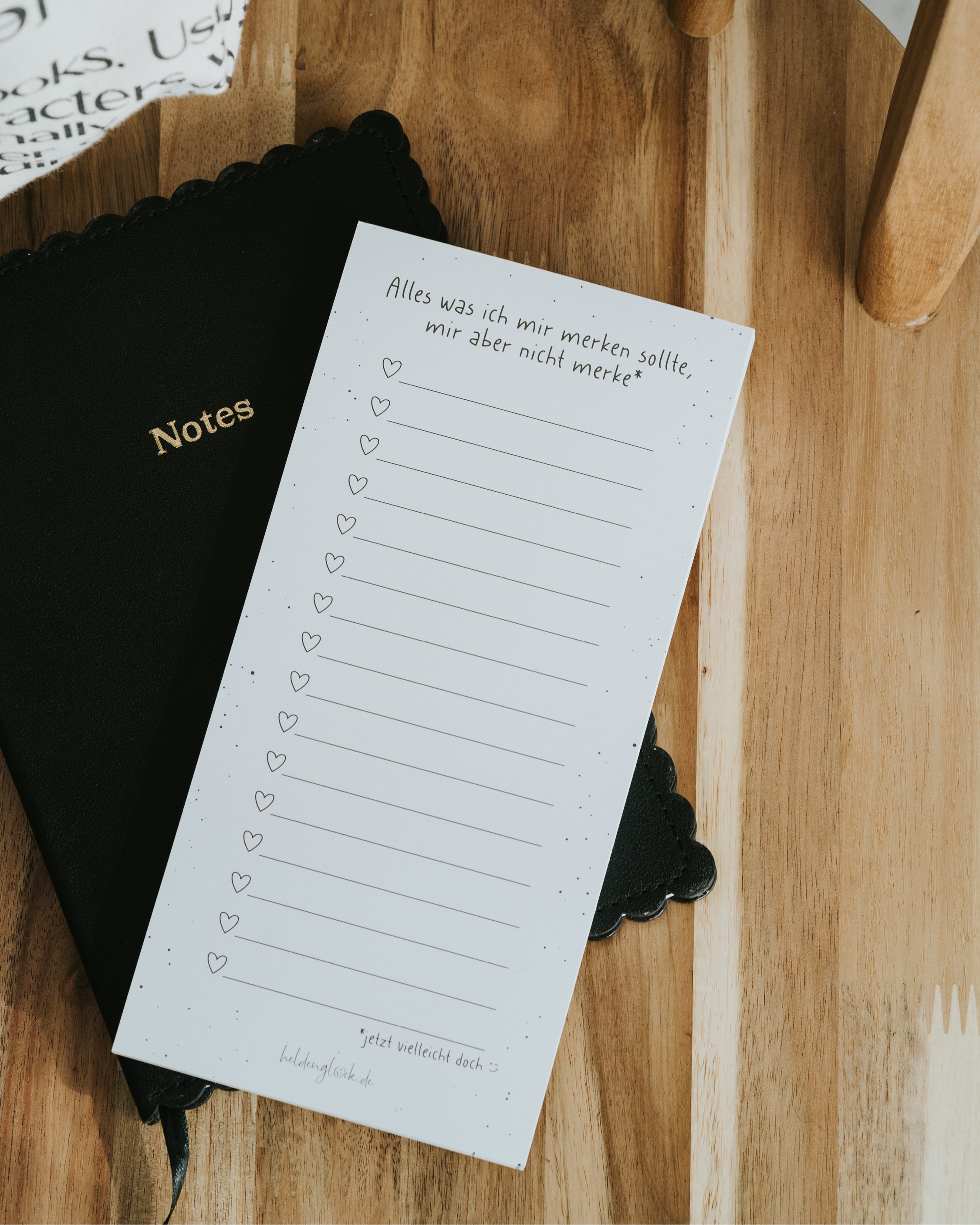 Ein schönes Dankeschön Geschenk für die Kollegin, das durch sein klares Design und festes Papier für smarte Ordnung am Arbeitsplatz sorgt.