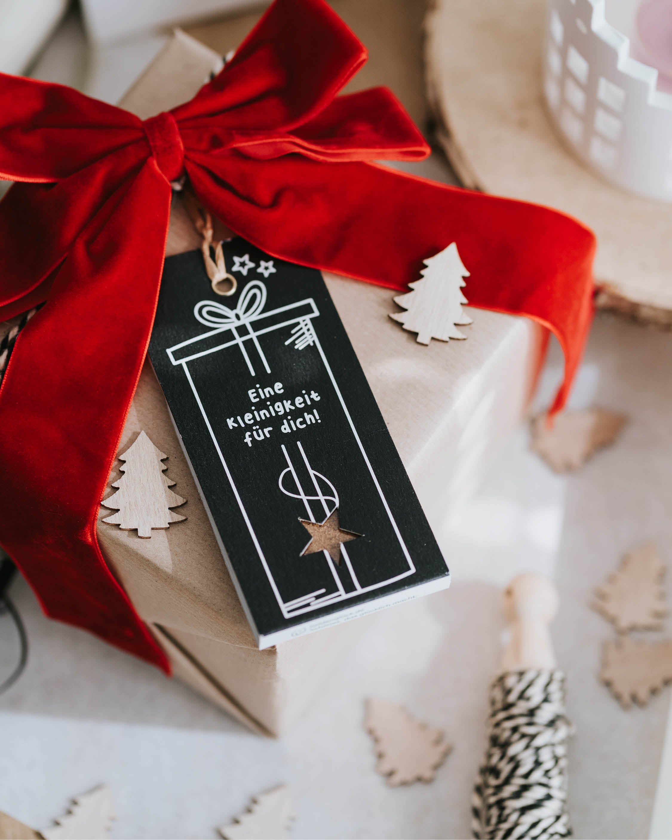 Schwarz-weißer Geschenkanhänger mit modernem Design und feinem Weihnachtsduft im Inneren.