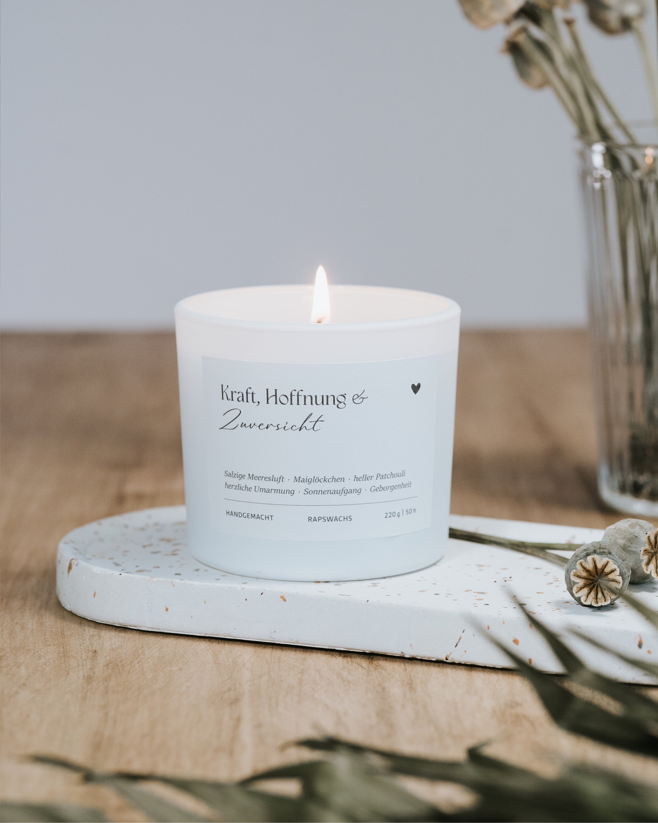 Duftkerze als Symbol für Neubeginn und Zuversicht – nachhaltig produziert