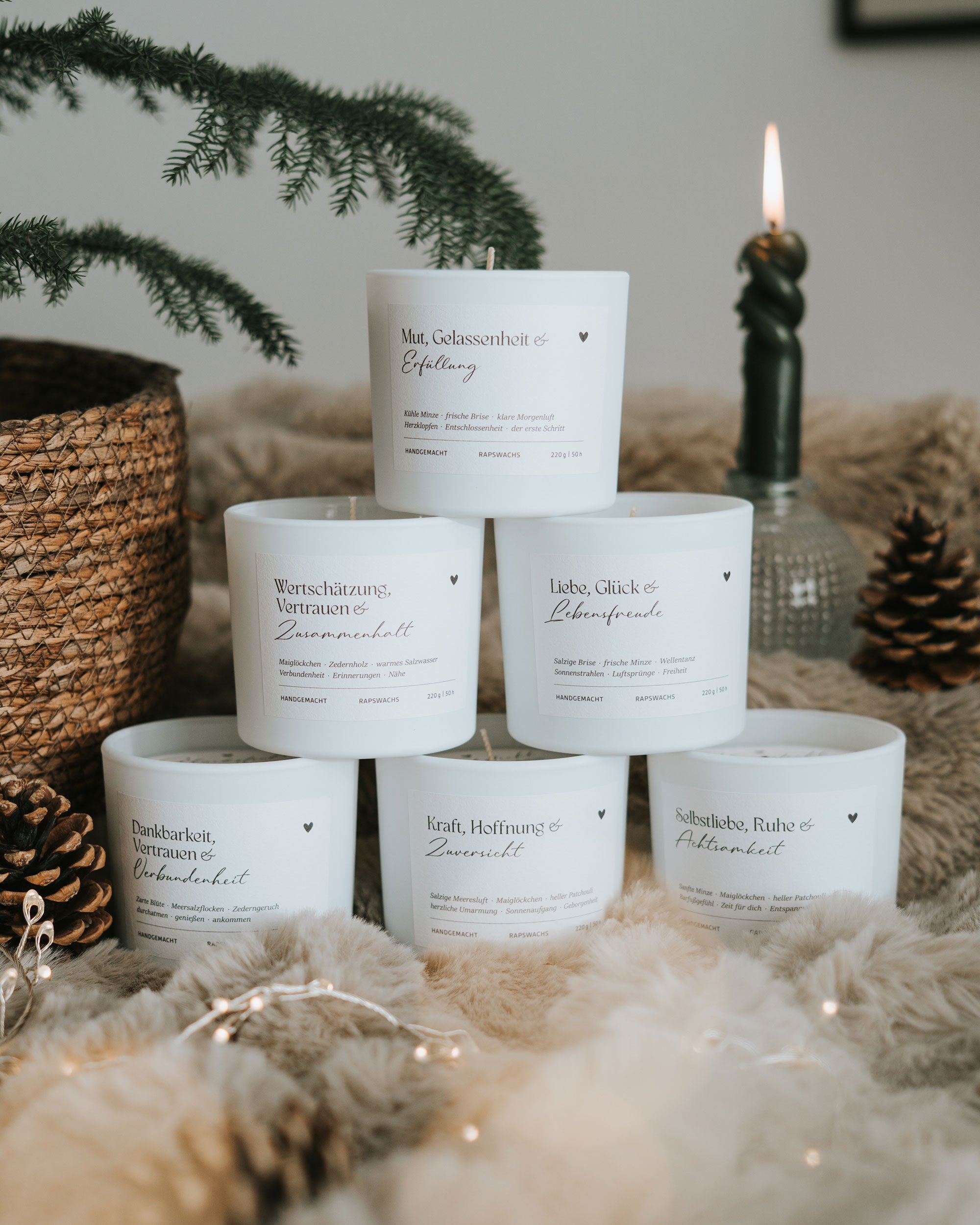 Kollektion aller Heldenglück Duftkerzen – sechs Düfte für Licht, Wärme und persönliche Momente