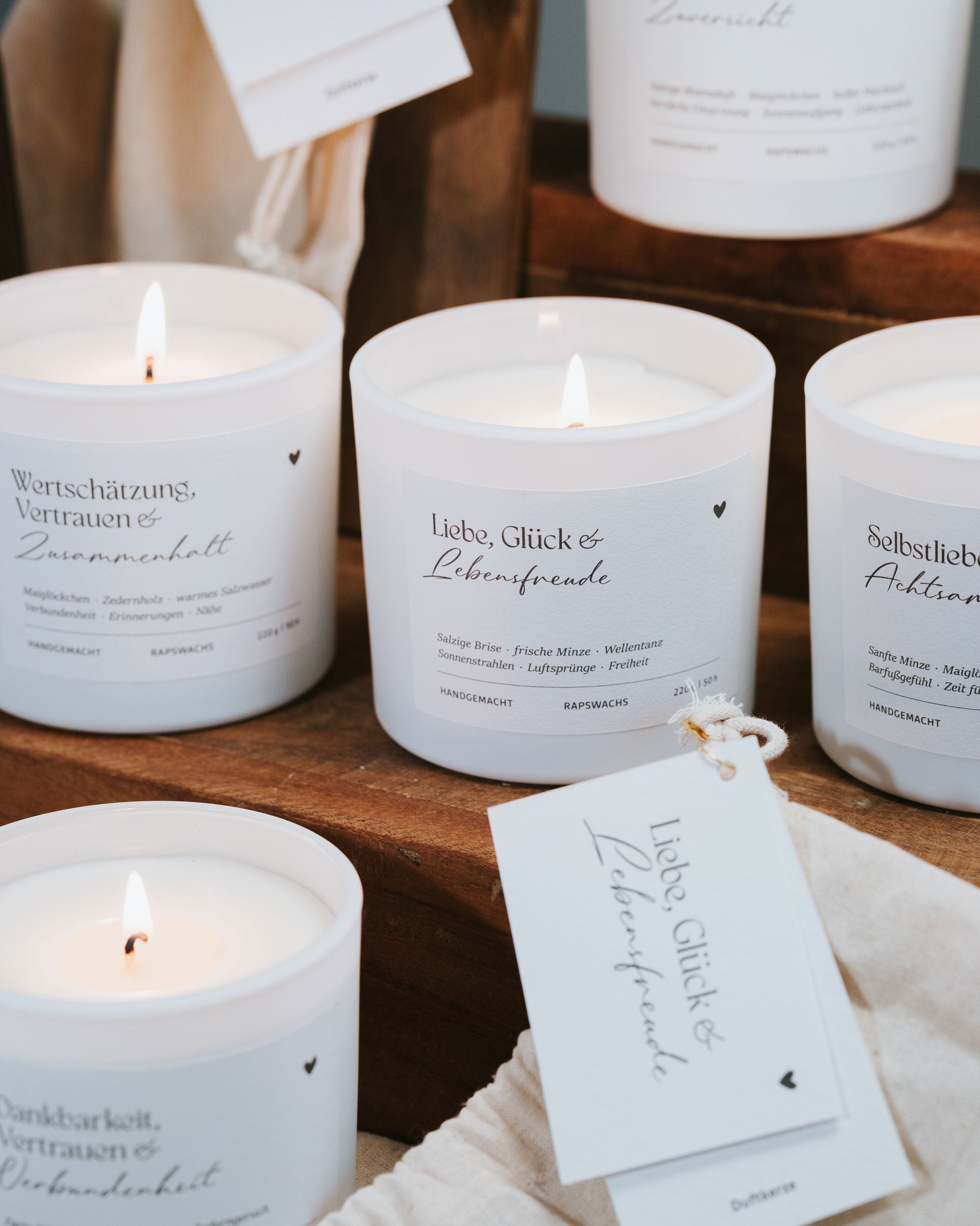 Heldenglück Duftkerzen-Kollektion – handgegossene Rapswachs-Kerzen mit liebevollen Botschaften für Ruhe, Wärme und Achtsamkeit
