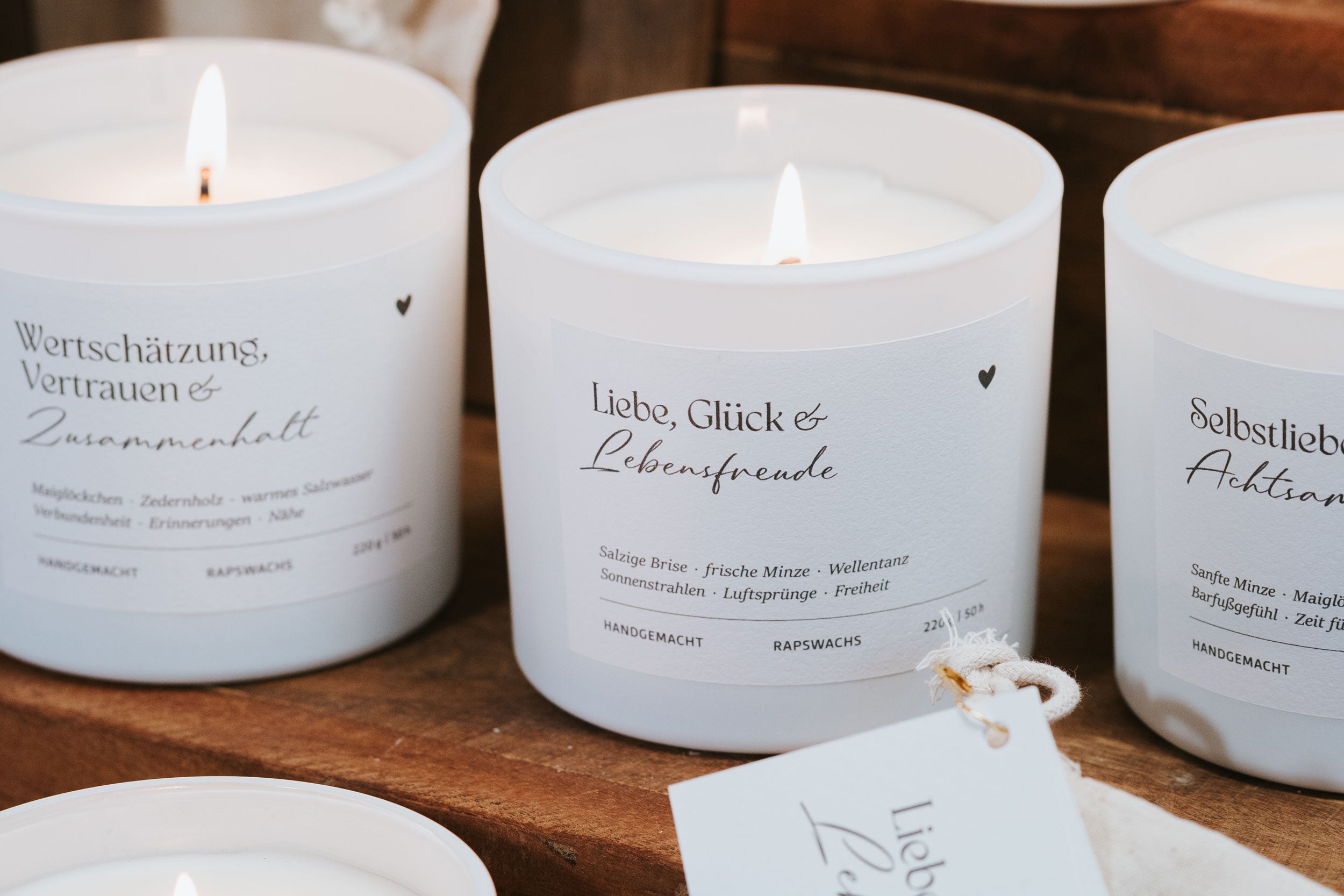 Heldenglück Duftkerzen-Kollektion – handgegossene Rapswachs-Kerzen mit liebevollen Botschaften für Ruhe, Wärme und Achtsamkeit