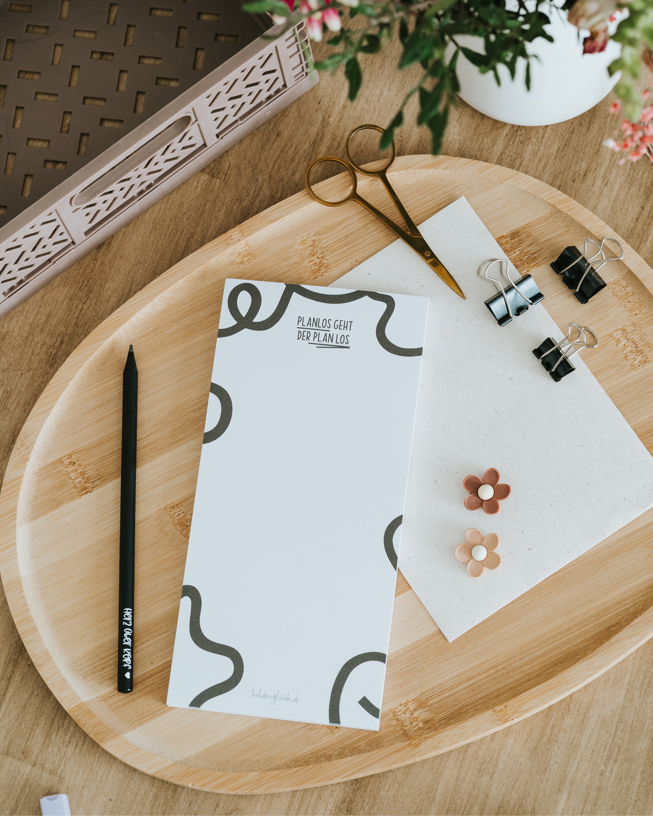 Dieser minimalistische Abreißblock ist ein entspanntes Mitbringsel für Kolleginnen, um dem ständigen Perfektionismus im Job entgegenzuwirken.