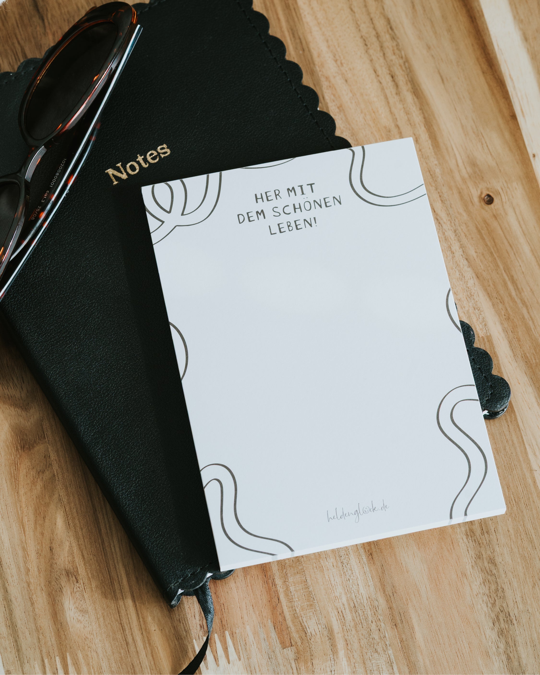 Verschenke ein Stück Leichtigkeit als besonderes Geschenk für eine Kollegin, die das Leben in vollen Zügen liebt.